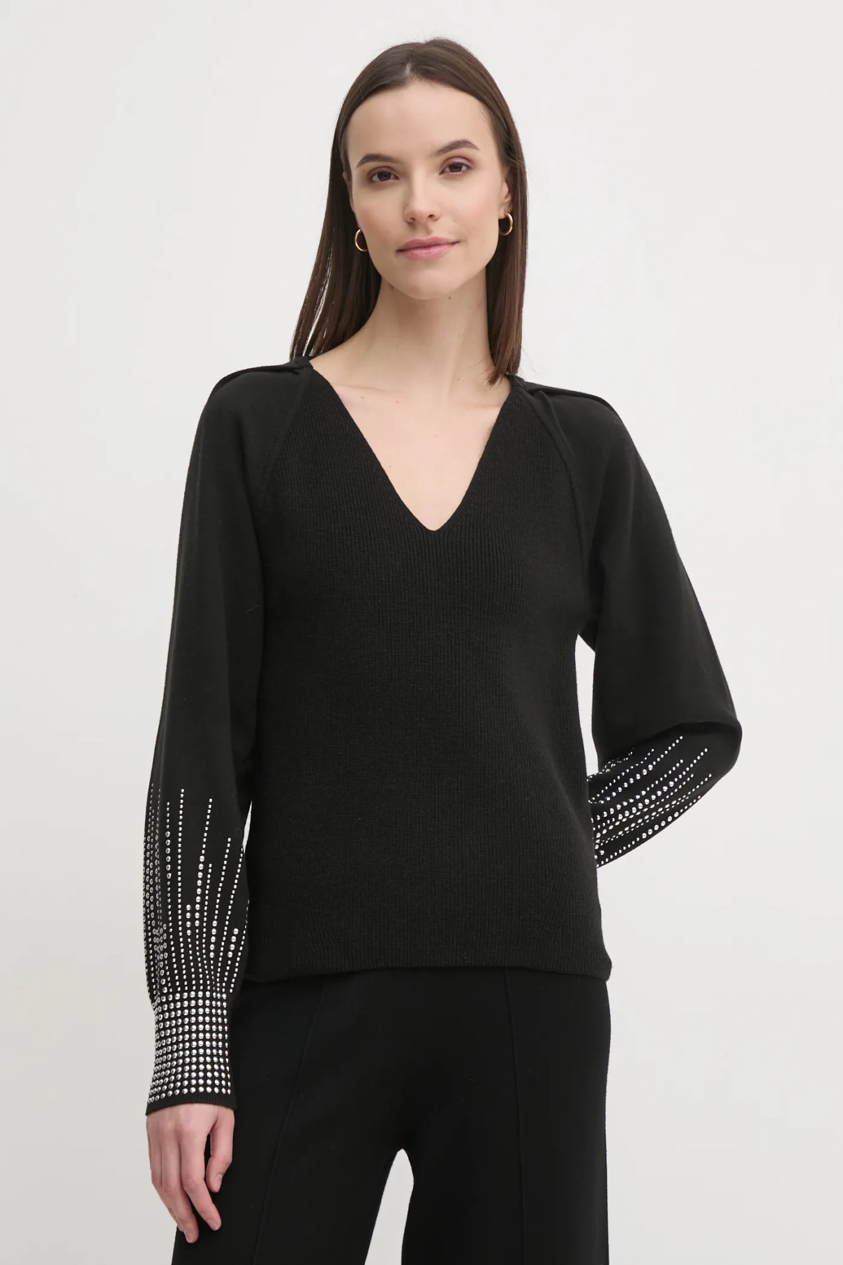 

Dknyй свитер, черный