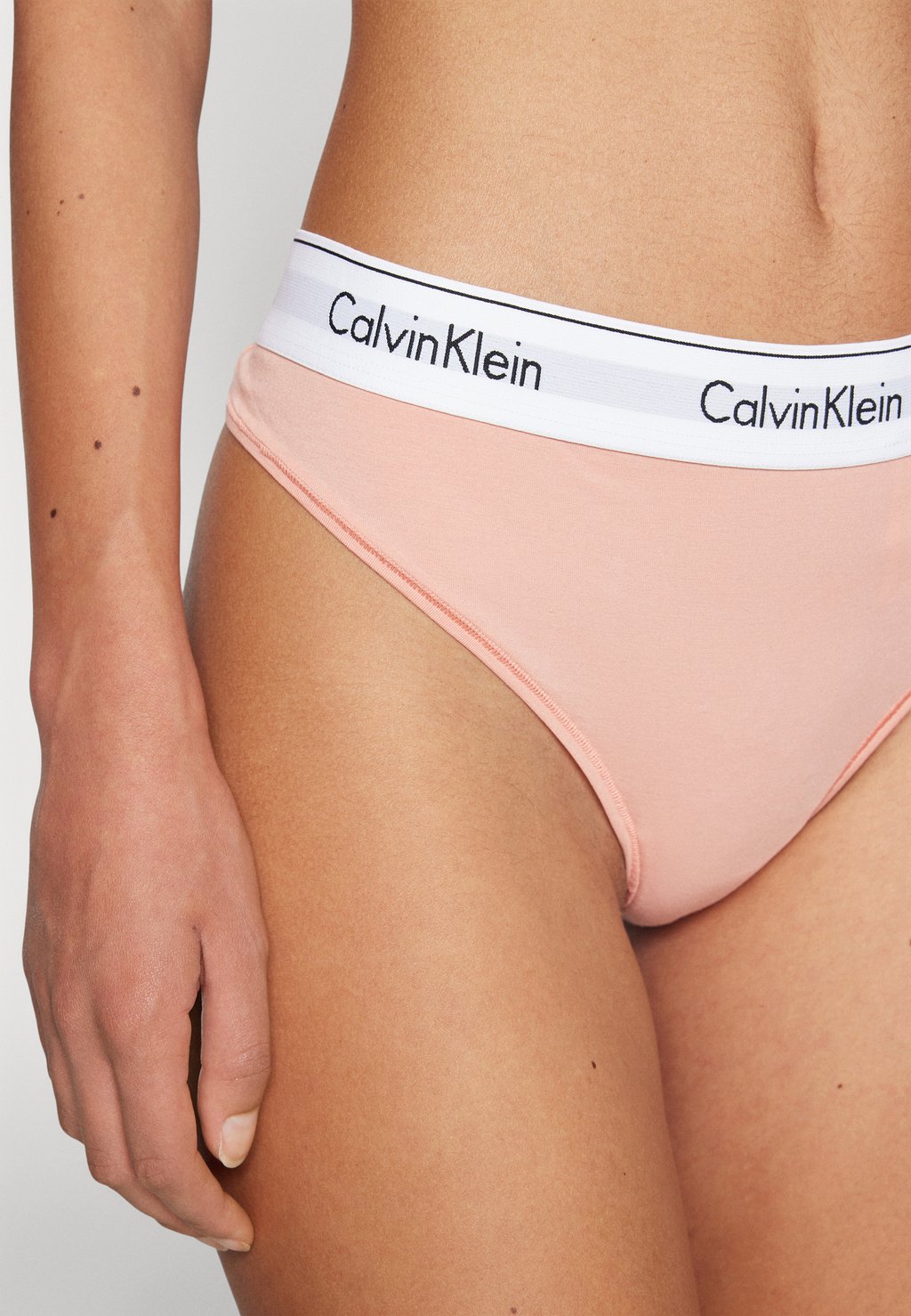 

Стринги Modern Plus Thong Calvin Klein, лосось