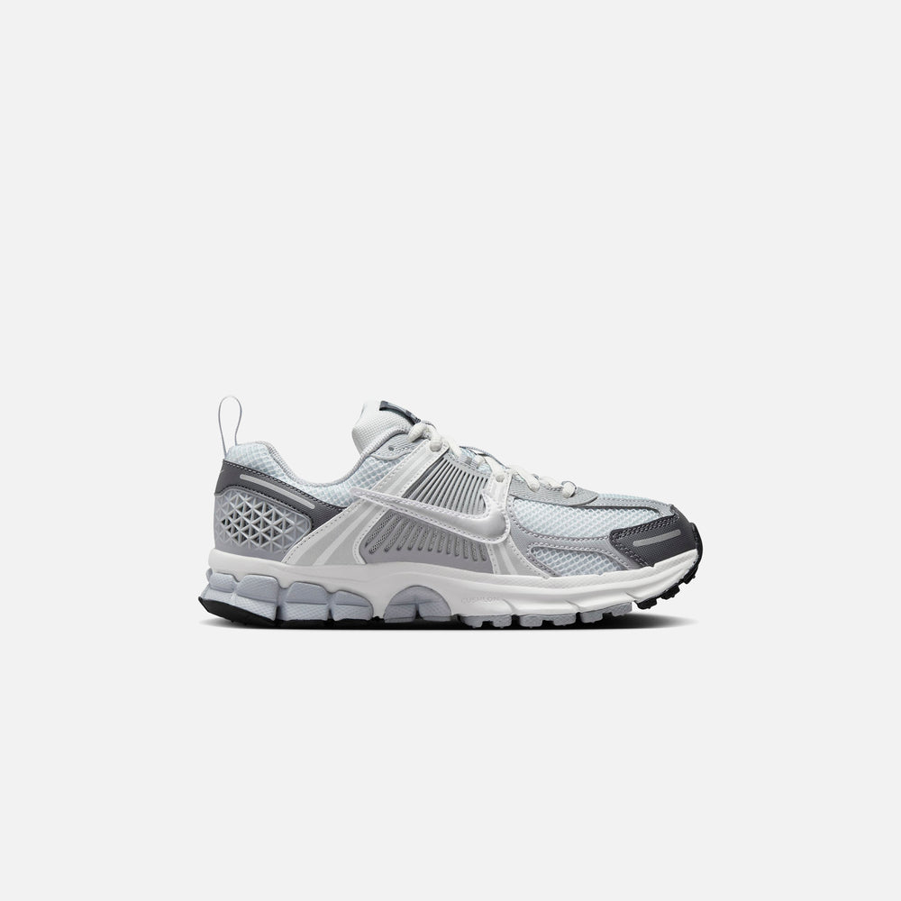 

Кроссовки Nike GS Zoom Vomero 5, цвет Pure Platinum/Metallic Silver/Summit White/Dark Grey