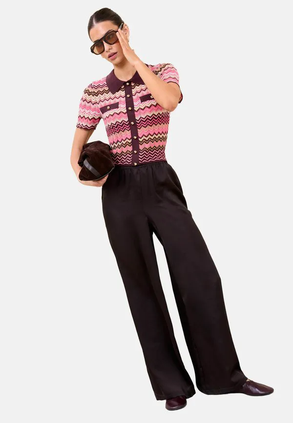 

Футболка с зигзагообразным принтом, металлизированным воротником и имитацией пуговиц. Lipsy, Burgundy Red And Pink, Красный, Футболка с зигзагообразным принтом, металлизированным воротником и имитацией пуговиц. Lipsy, Burgundy Red And Pink