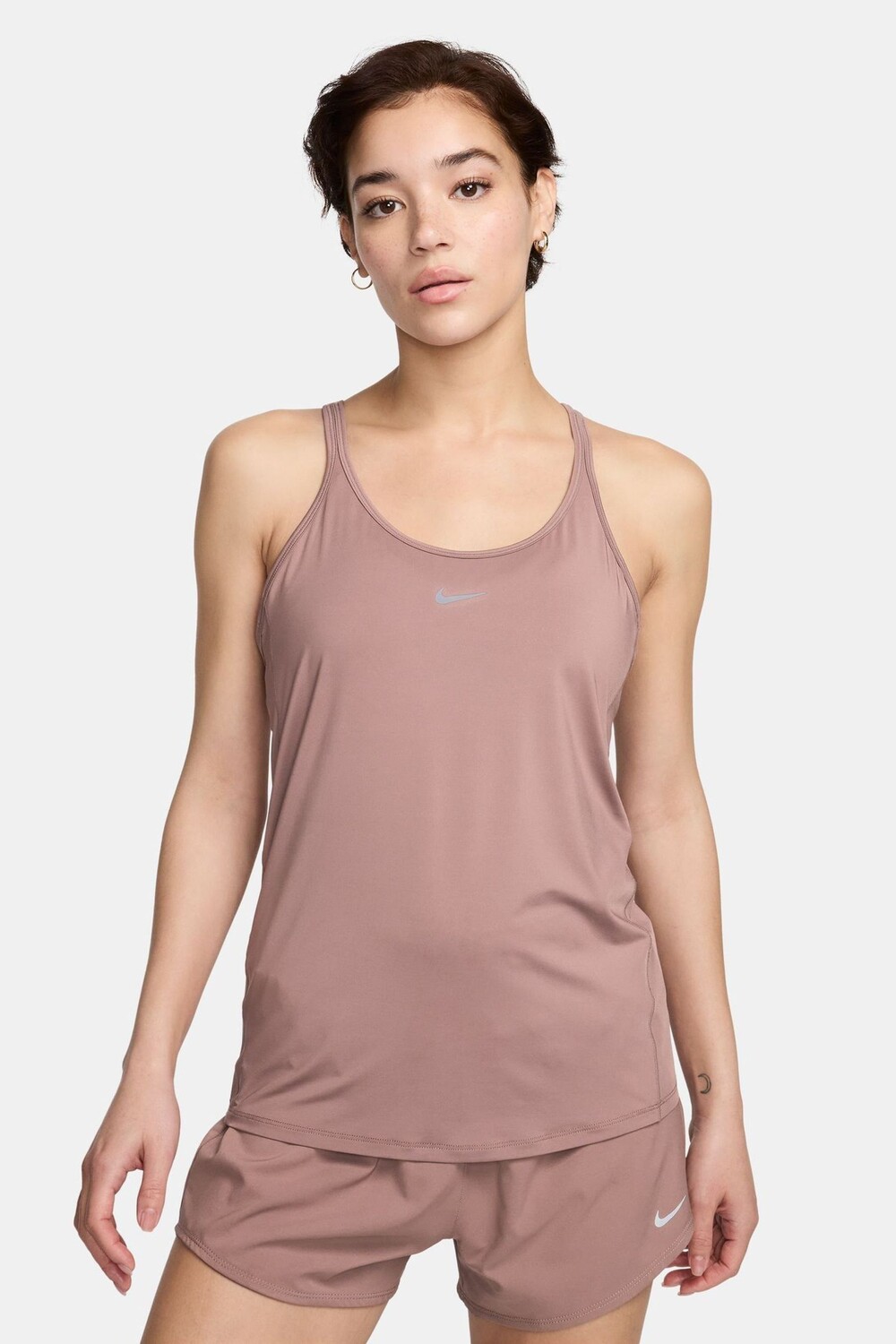 

Одна классическая майка dri fit с бретелями Nike, коричневый