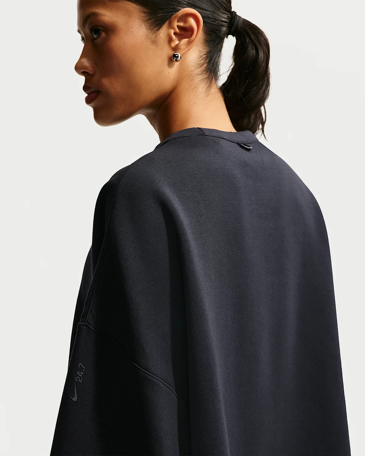 Женская футболка Nike 24.7 ImpossiblySoft Dri-FIT Oversized с круглым вырезом, Black/Dark Smoke Grey — фото 2