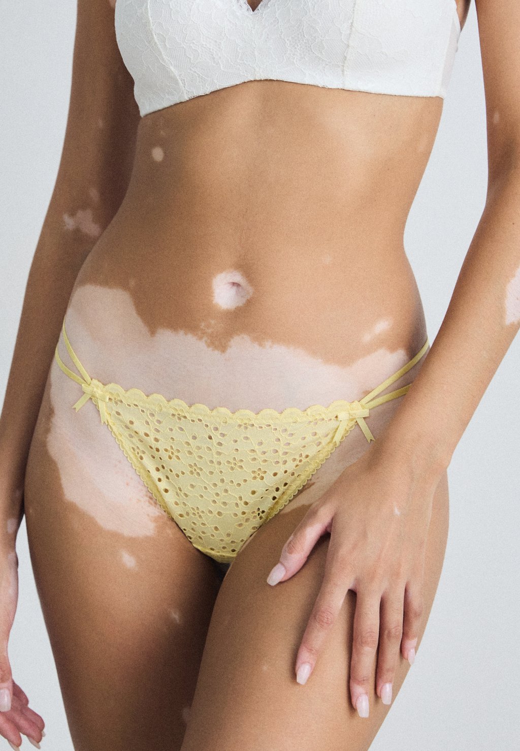 

Стринги THONG MINI BRODERIE ANGLAIS Lindex, светло-желтый