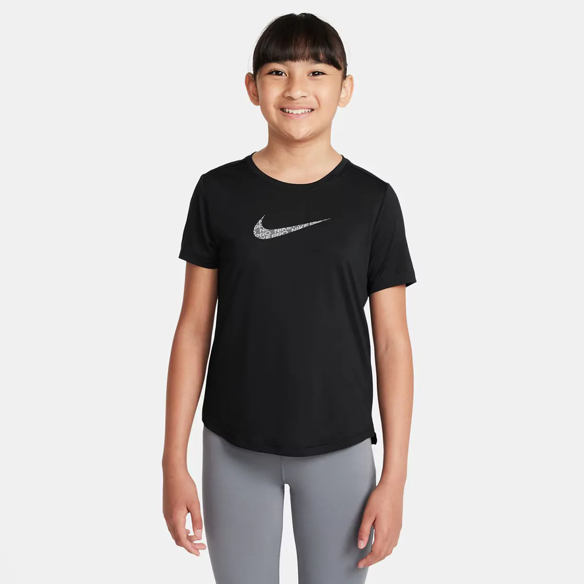 

Одна классическая футболка Nike для девочек, чёрный
