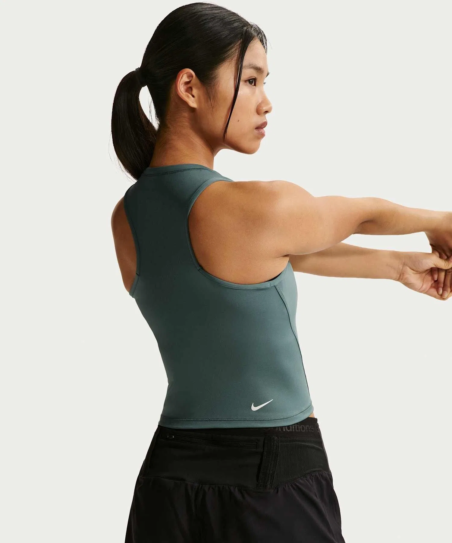 Женская майка для бега по пересеченной местности Nike ACG Dri-FIT IO9653-382, цвет «Минеральный сланец». — фото 2