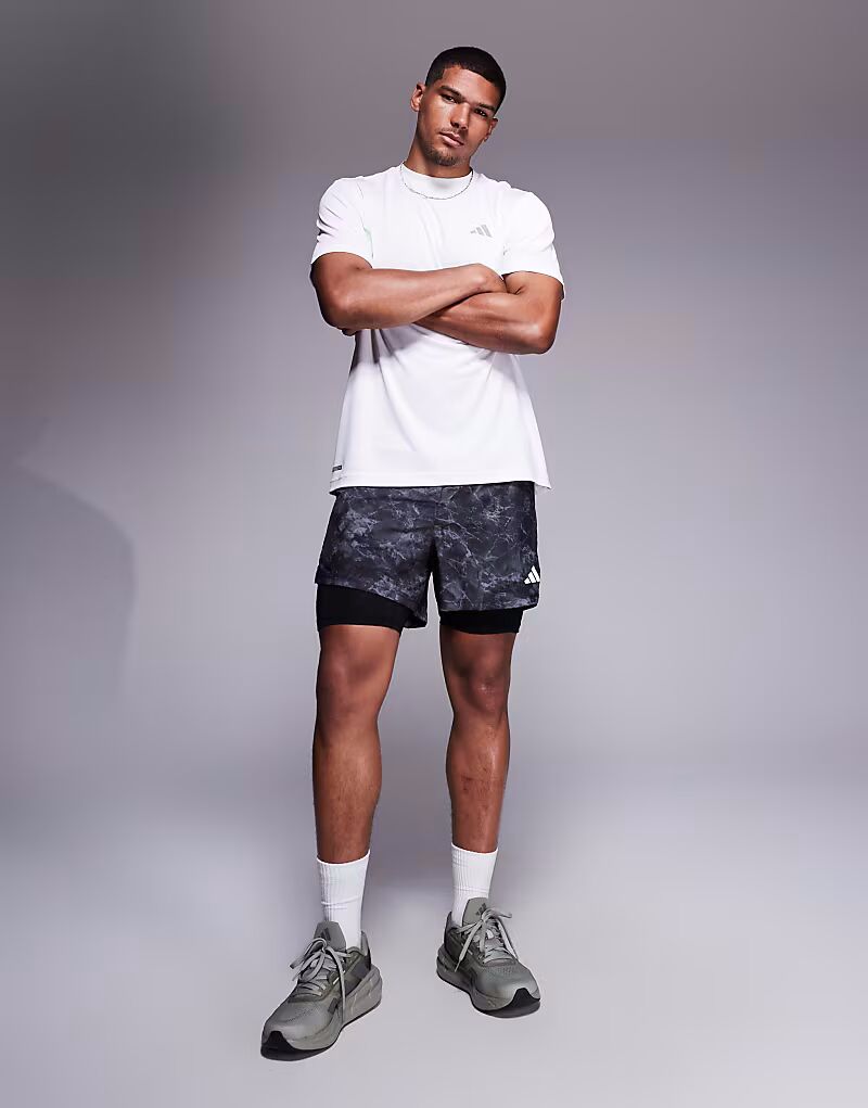 

Шорты Adidas Running Own The Run 2 в 1 с черно-серым принтом