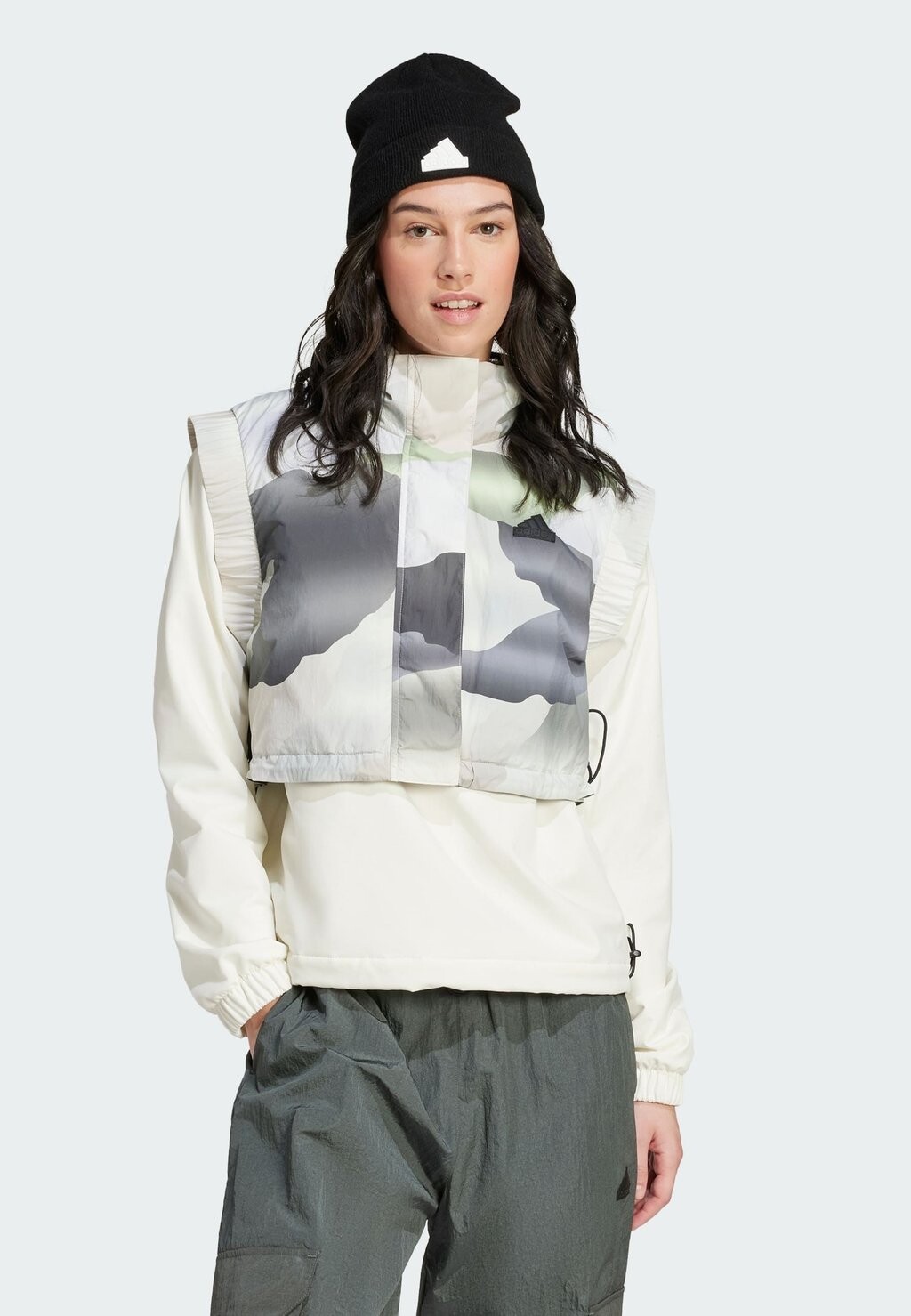 

Жилет CITY ESCAPE CAMO adidas Sportswear, цвет legend ivy carbon