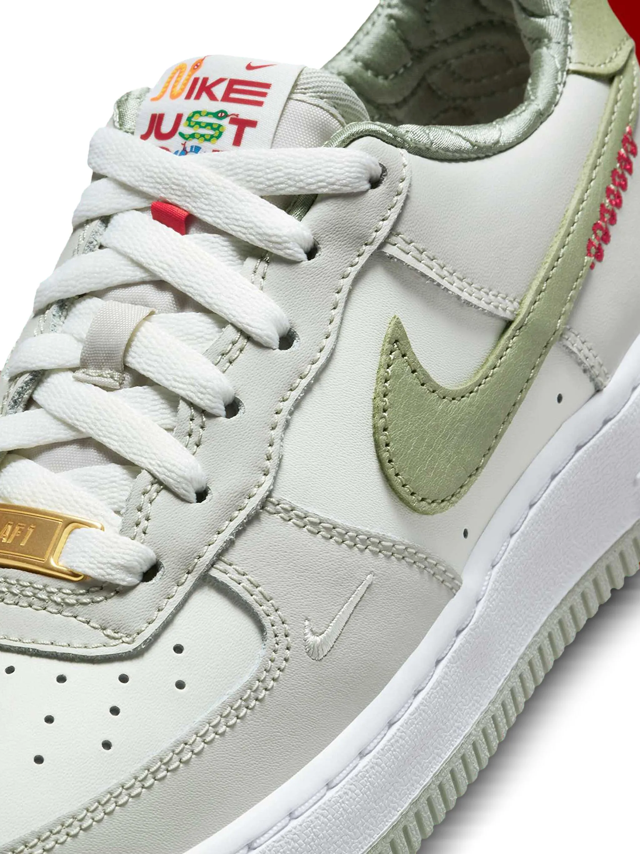 Кроссовки Air Force 1 Low Year of the Snake - Sail/White/Light Bone/Olive Aura Nike Kids, белый — фото 2