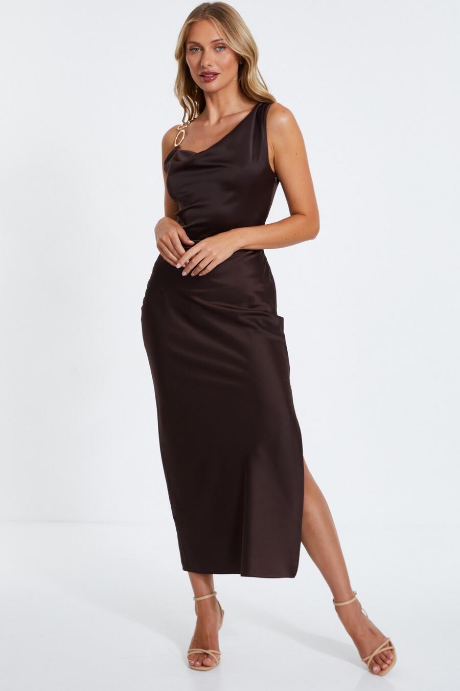 

Коричневое атласное платье-хомут с вырезом мидакси QUIZ Clothing