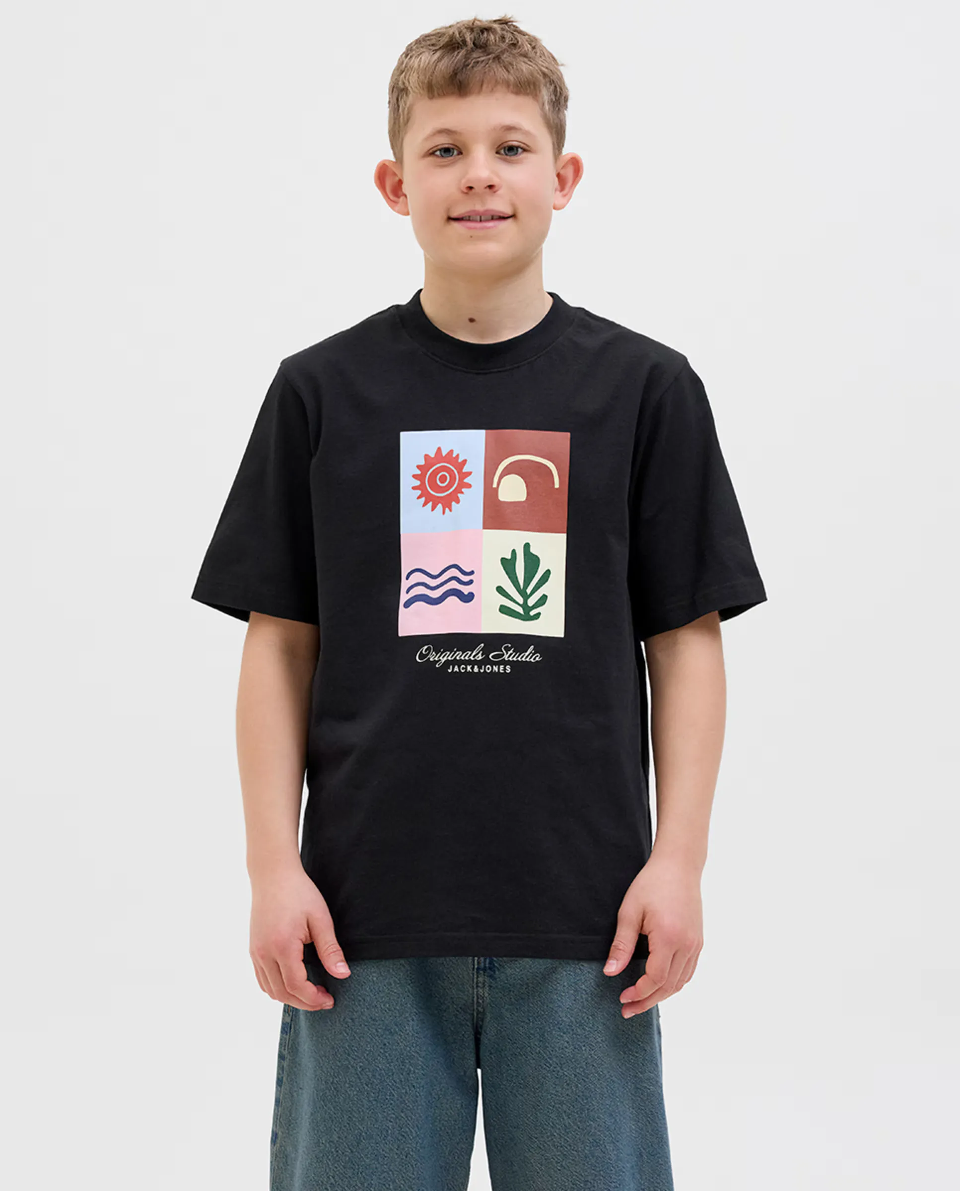 

Детская футболка с принтом спереди и классическим кроем Jack & Jones, черный