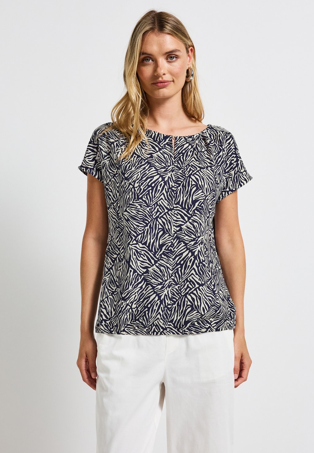

Блуза MIT CUT-OUT - Print T-shirt Street One, темно-синий