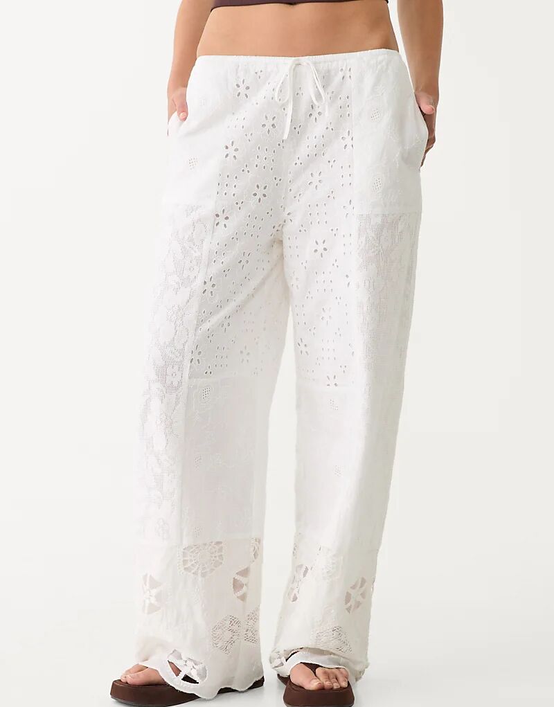 

Вышитые брюки Stradivarius в стиле пэчворк белого цвета