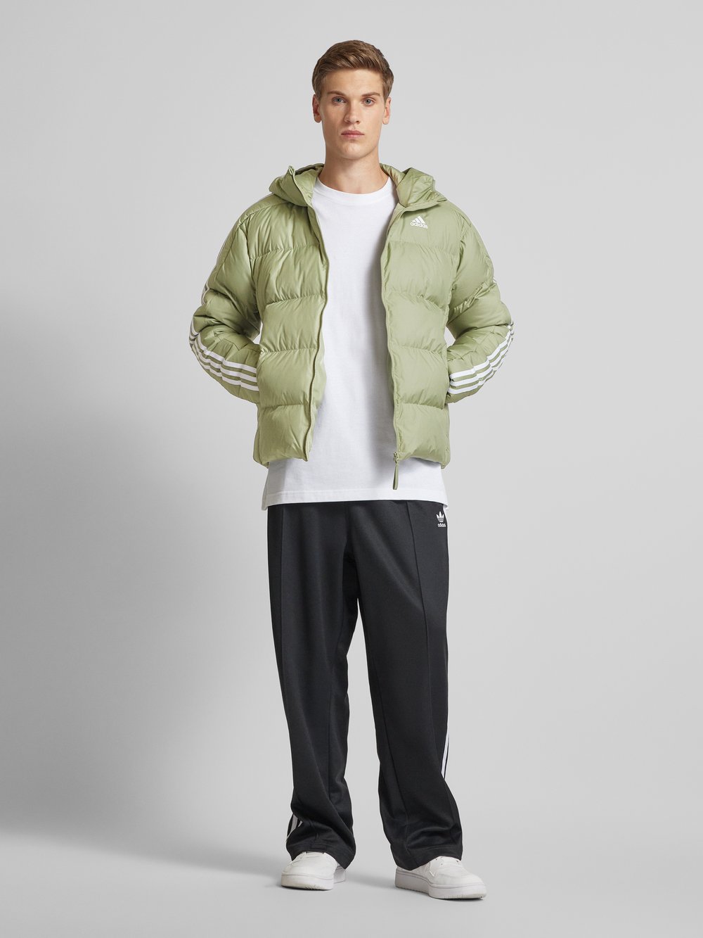 

Стеганая куртка с этикеткой ADIDAS SPORTSWEAR, оливковый