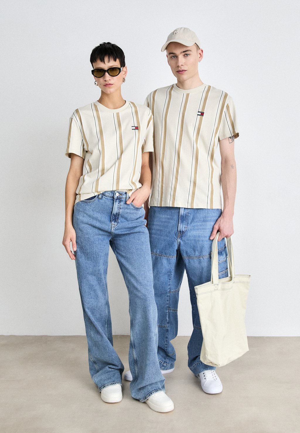 

Футболка с принтом VERTICAL STRIPE TEE UNISEX Tommy Jeans, бежевый