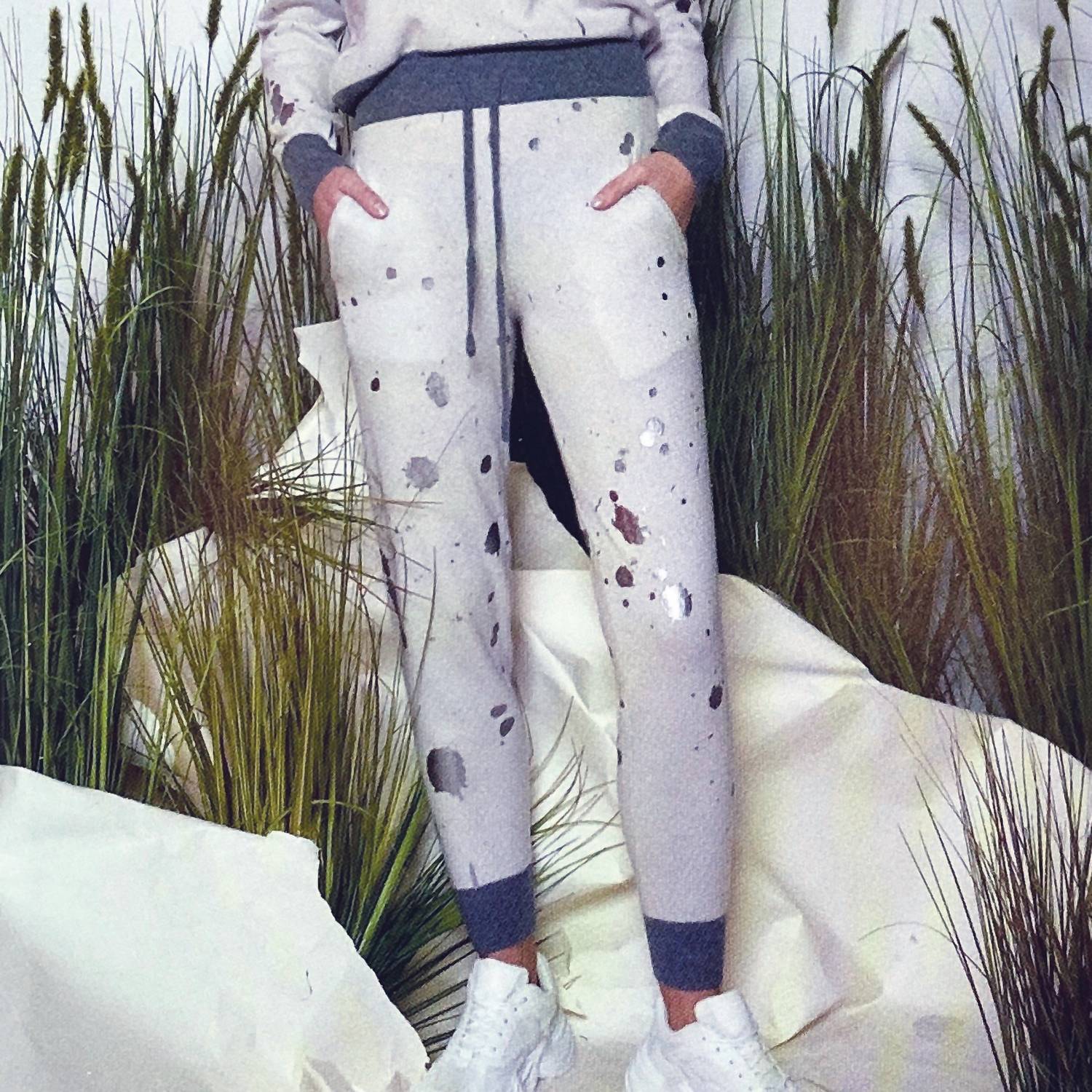 

Кашемировые джоггеры Splatter Foil Silver Brodie Cashmere
