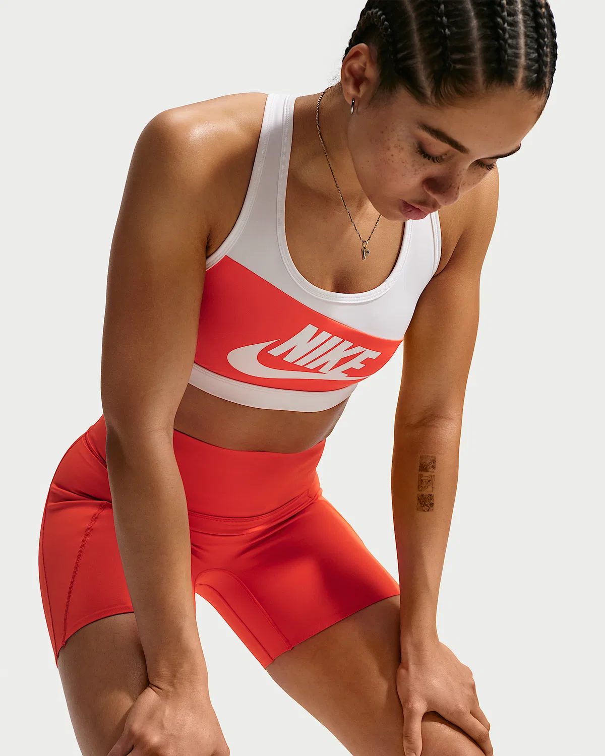 Женский спортивный бюстгальтер Nike Swoosh средней поддержки с поролоном, Light Crimson/White/White/White — фото 3