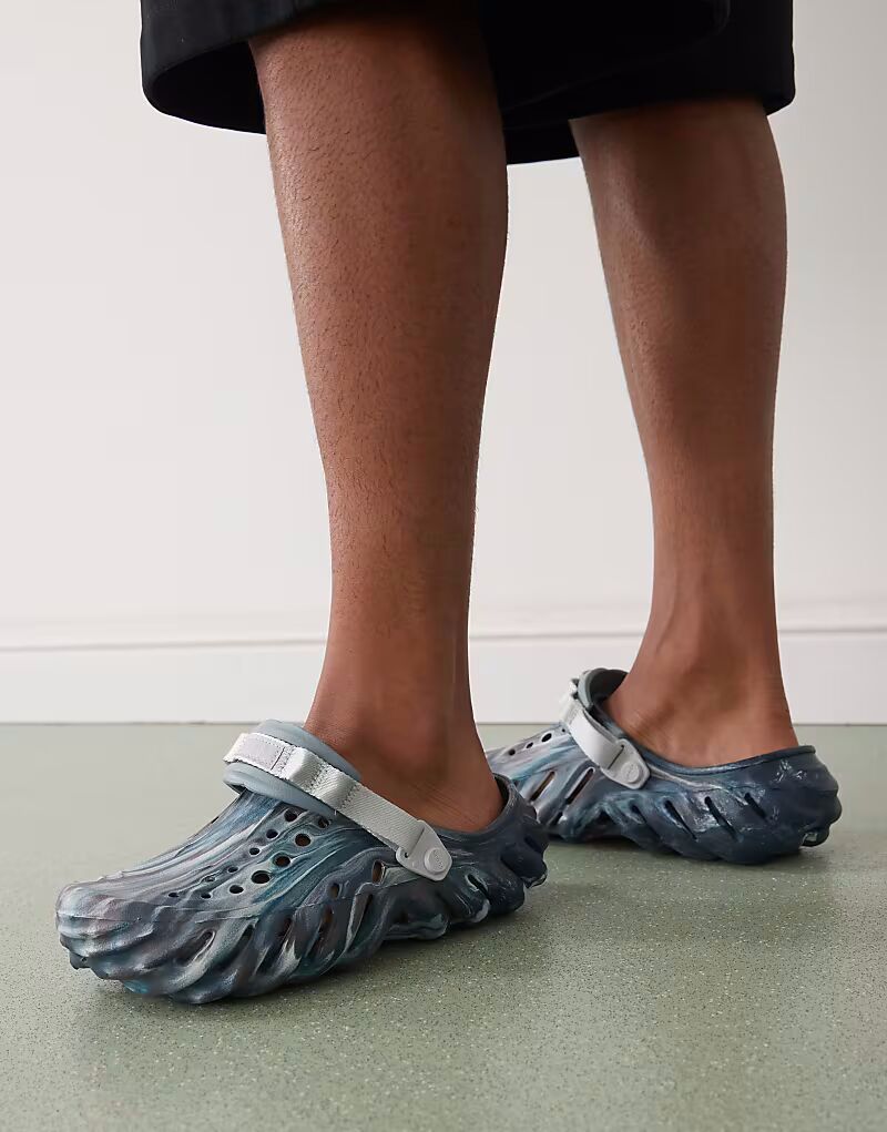 

Сабо Crocs Echo с мраморным узором в цвете черный песок/мульти