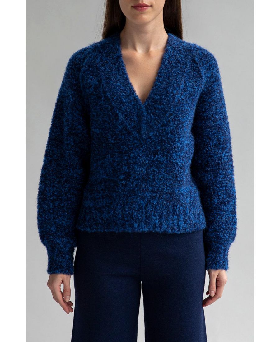

Женский свитер с V-образным вырезом из букле в тон ткани SSKEIN, Sky navy