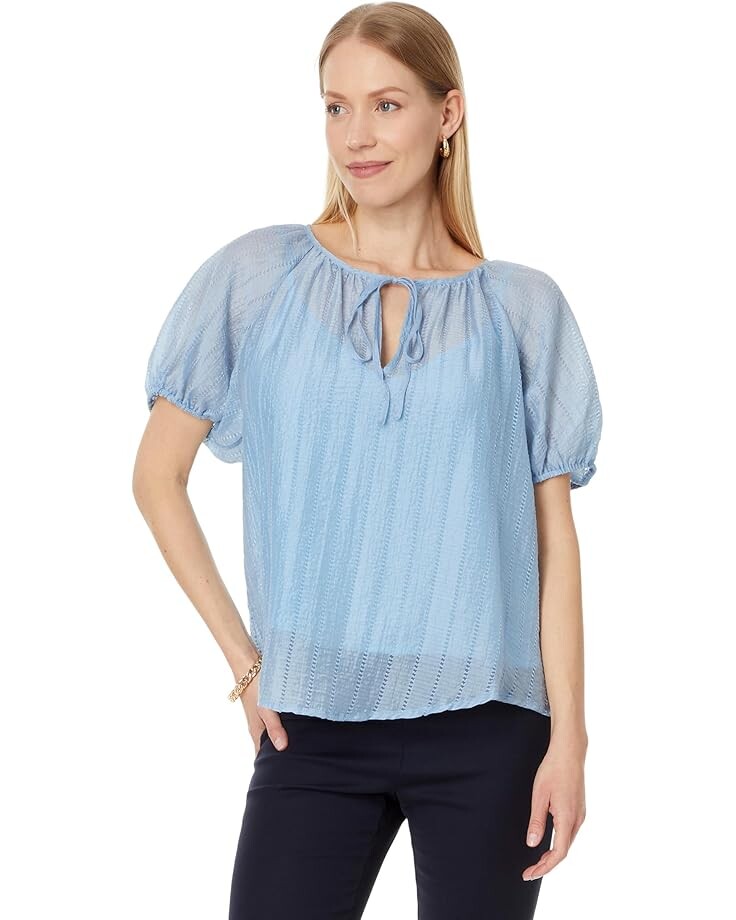 

Блузка Vince Camuto Shirred V Neck Blouse W Short Puff Slvs, цвет Airy Blue