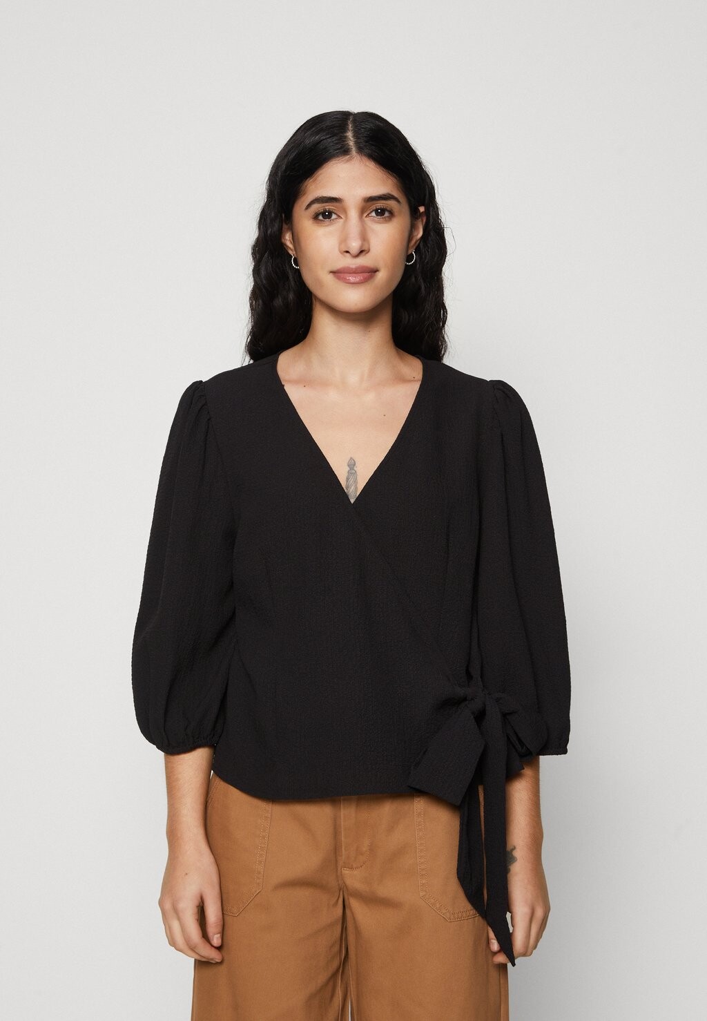 

Блузка VMPEPPER AYA WRAP Vero Moda Petite, цвет black