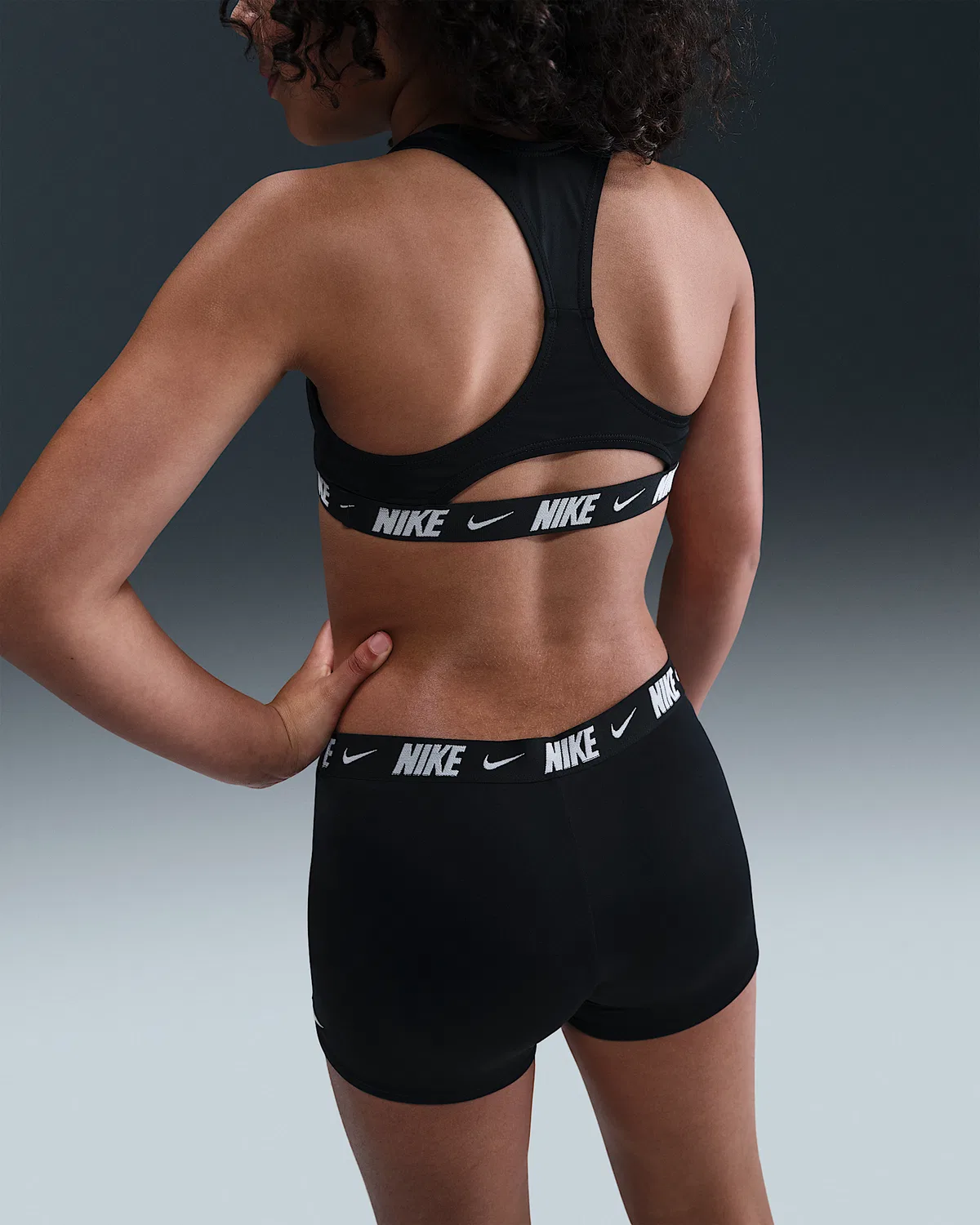 Детский (девочки) раздельный купальник Nike Swim с лямками-борцовками и шортами, Black/White — фото 3