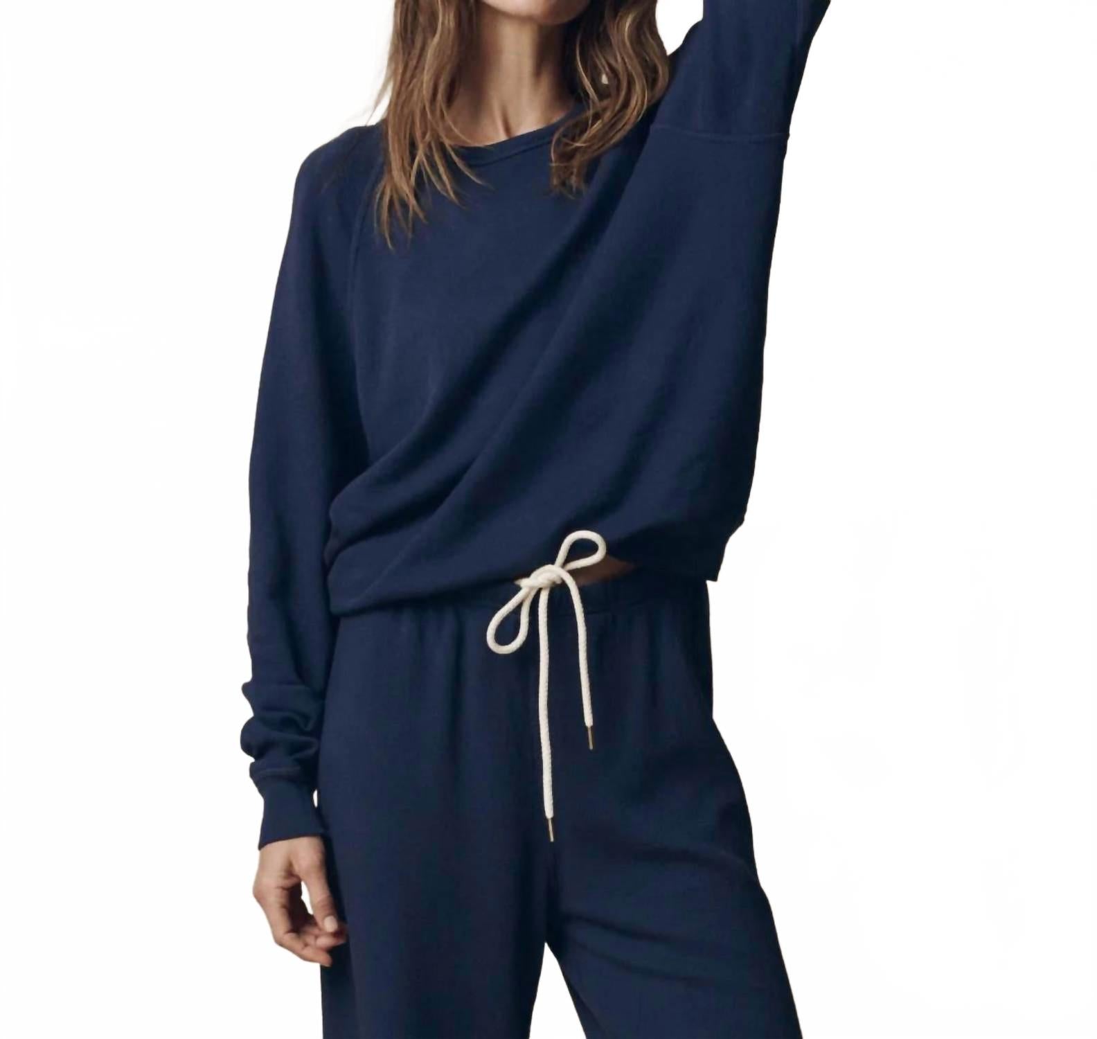 

Колледж худи в темно-синем цвете THE GREAT