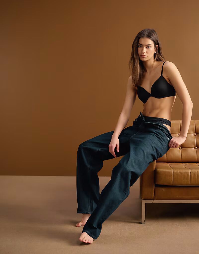 Идеально сидящие стринги Calvin Klein черного цвета — фото 4
