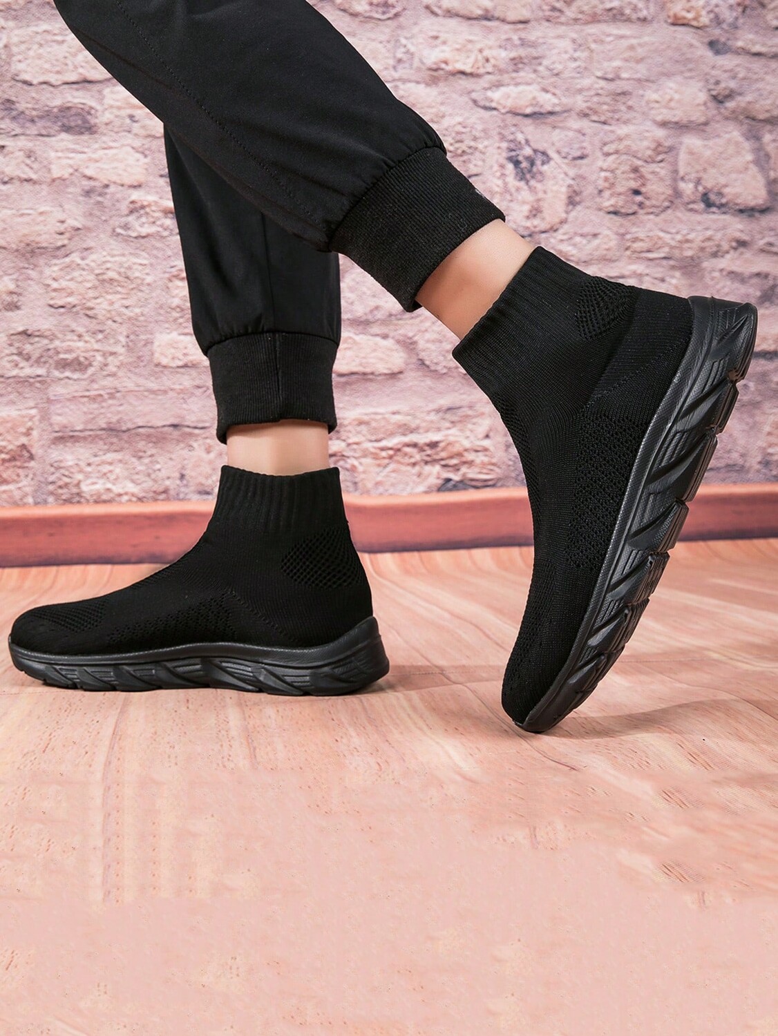 

Кроссовки SHEIN, черный