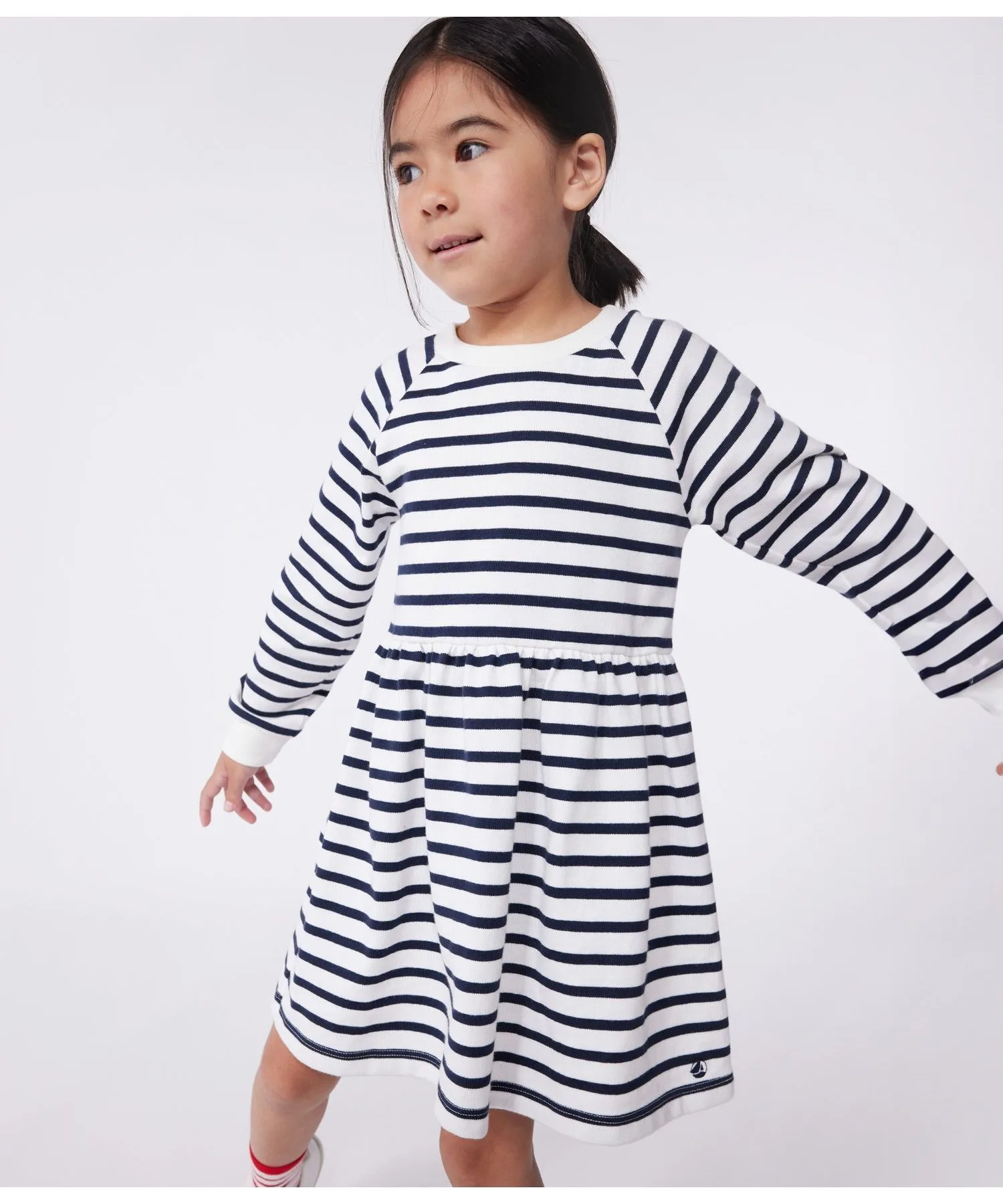 Детское платье длинное с рукавами в полоску PETIT BATEAU бело-синее — фото 2