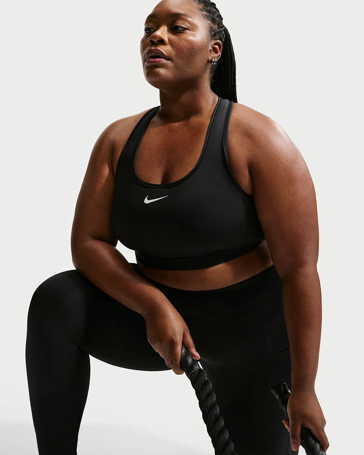 Женский спортивный бюстгальтер с подкладкой (плюс сайз) Nike Swoosh средней поддержки, Black/White — фото 3