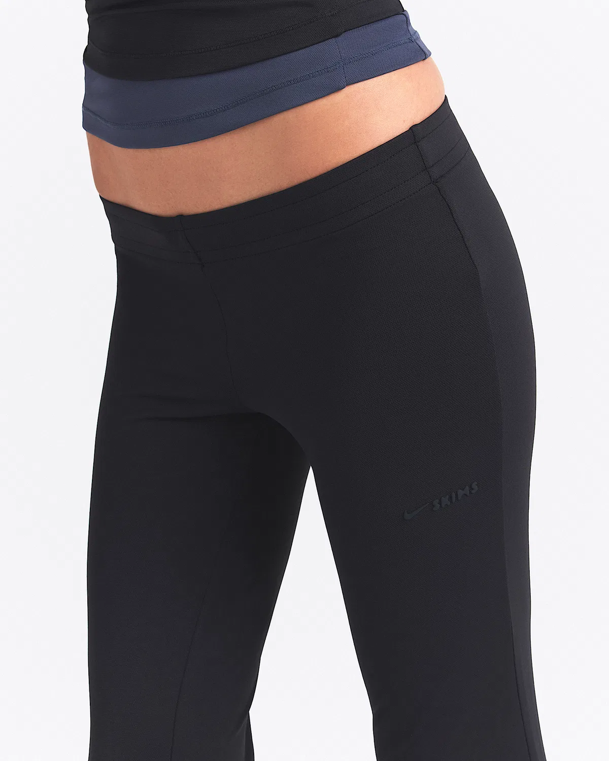 Женские брюки NikeSKIMS Airy с заниженной талией, мини-клеш, NSKM Obsidian/NSKM Obsidian — фото 2