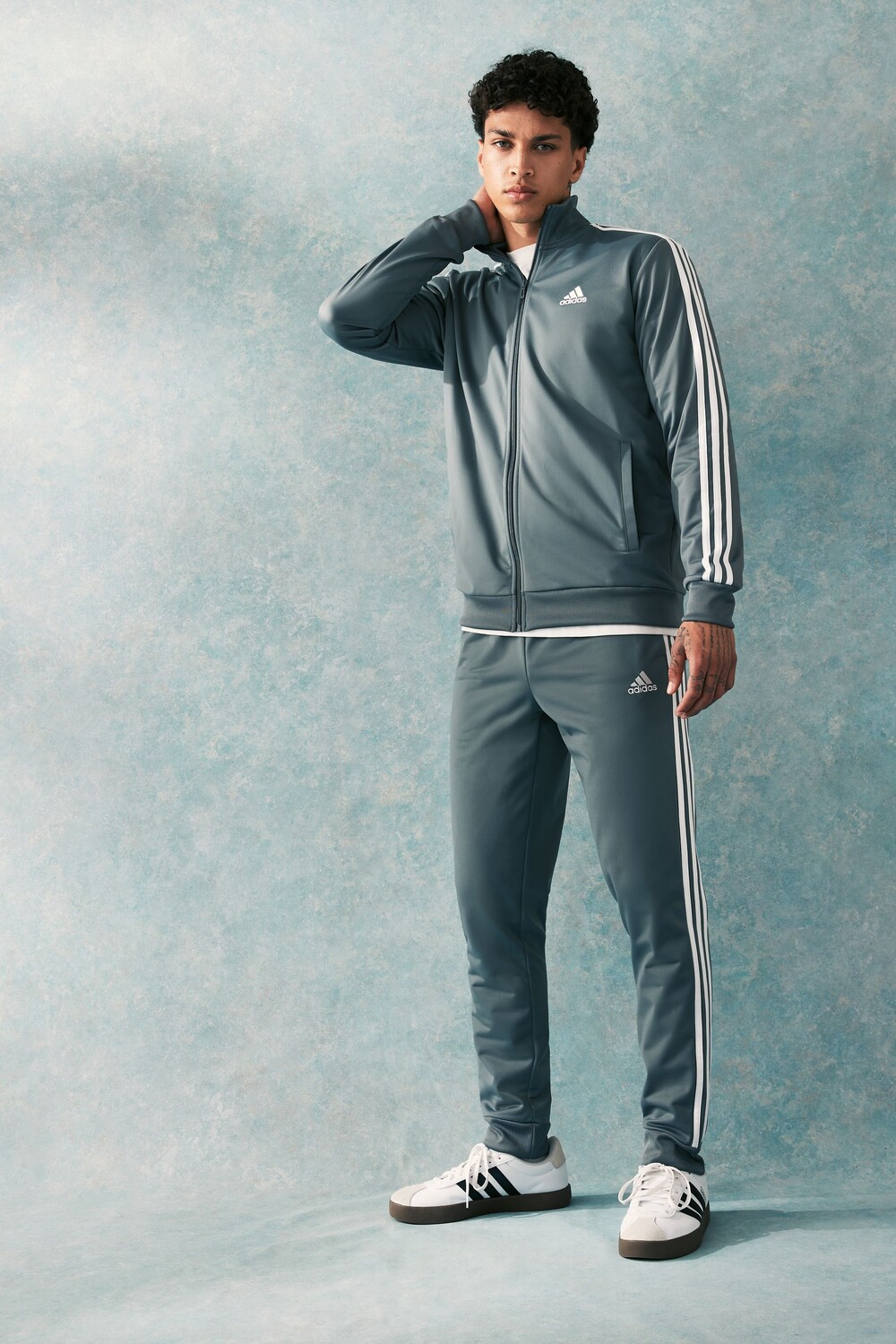 

Трикотажный спортивный костюм с тремя полосками Adidas, серый
