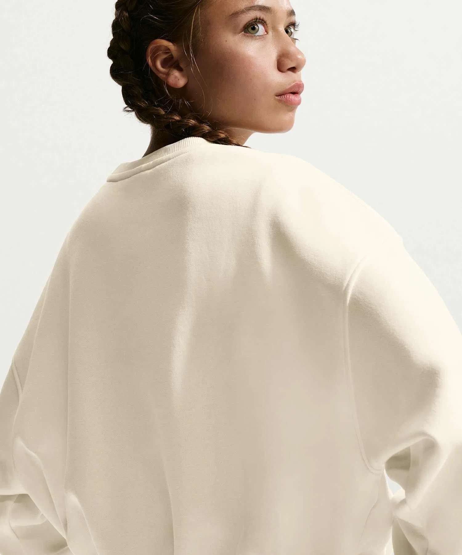 Детская флисовая толстовка Nike Sportswear Club для девочек, свободного кроя, с круглым вырезом, IF1727-047, цвет «мягкий жемчуг». — фото 2