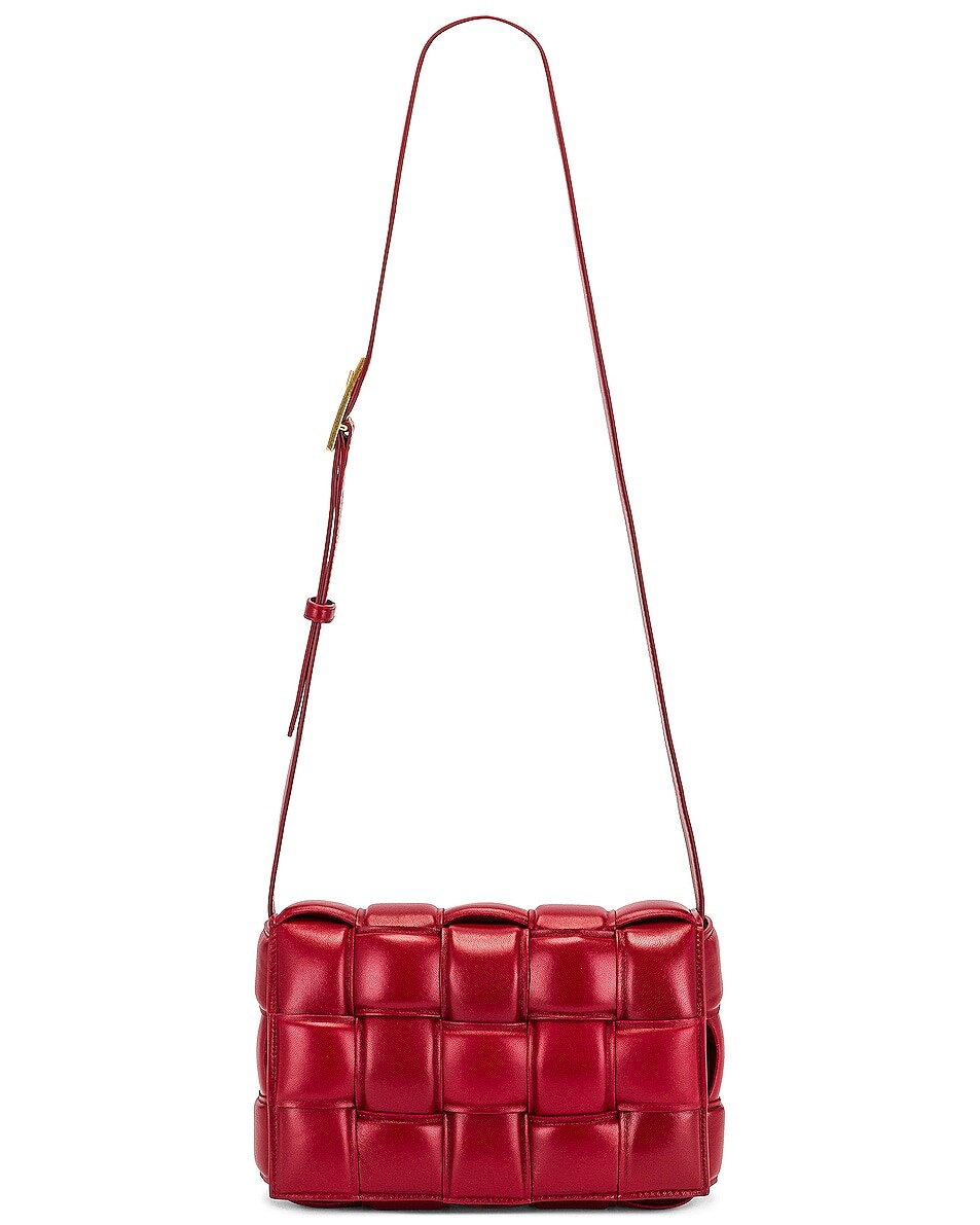 

Сумка кросс-боди Bottega Veneta Padded Cassette, цвет Dark Red & Gold, Красный, Сумка кросс-боди Bottega Veneta Padded Cassette, цвет Dark Red & Gold