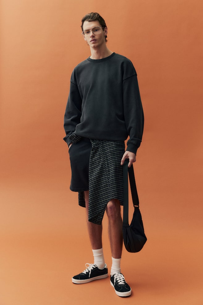 

Выцветшая толстовка свободного покроя. H&M, черный