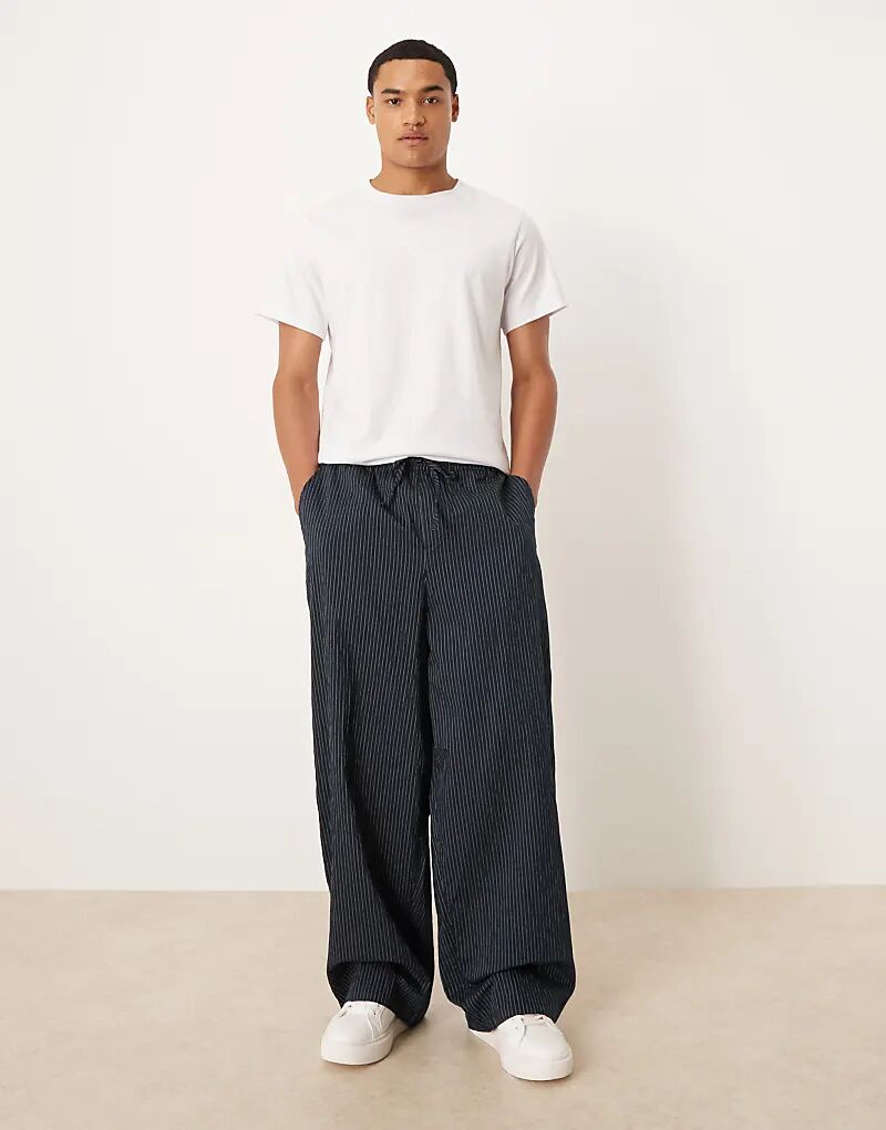 

Брюки свободного кроя в тонкую полоску ASOS DESIGN