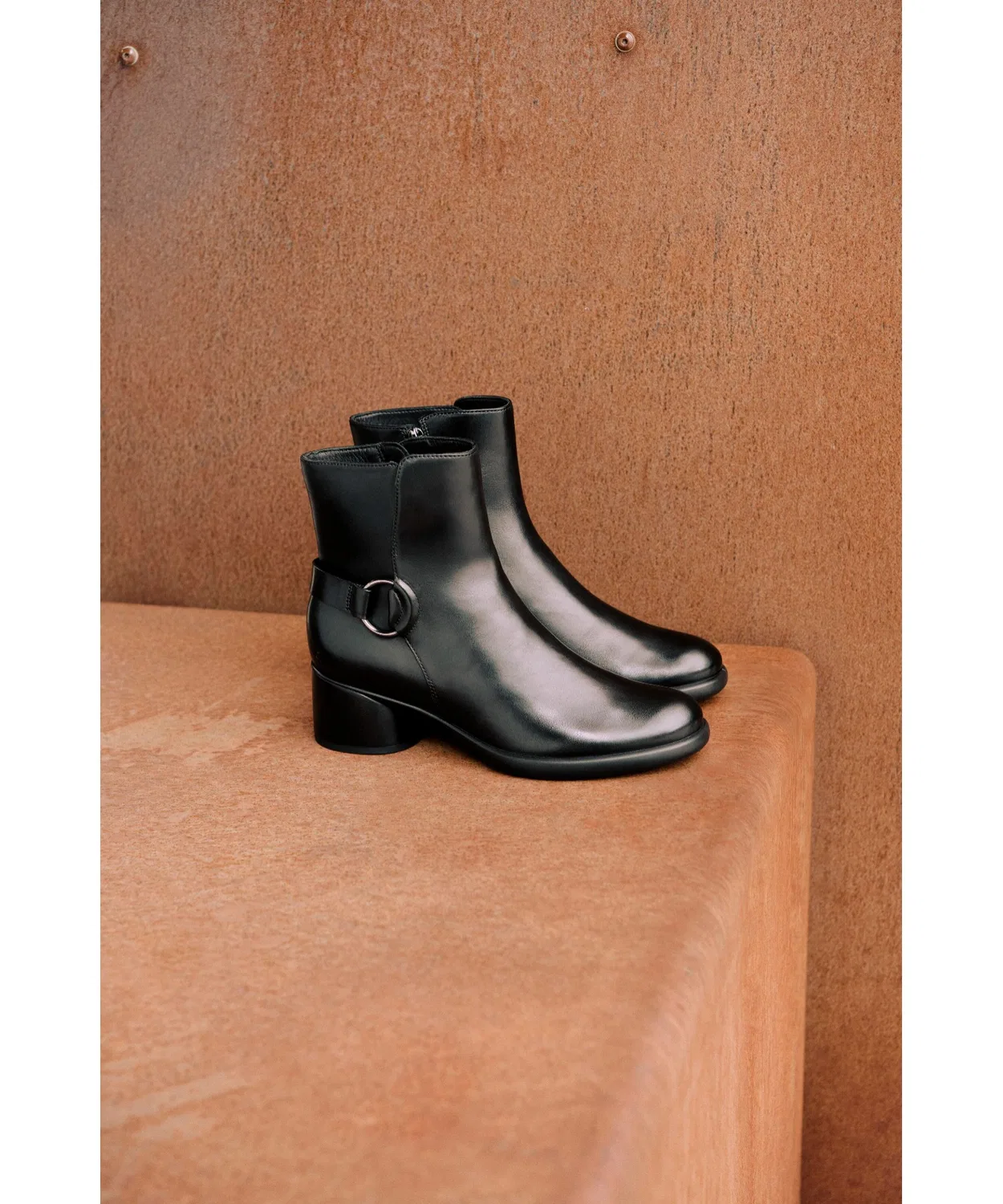 Сапоги короткие с пряжкой ECCO SCULPTED LX 35 из натуральной кожи, черный