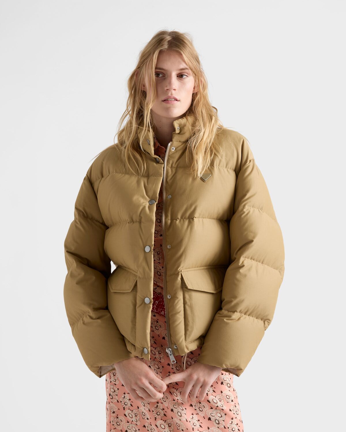 Пуховик из технической ткани средней плотности Prada, бежевый — фото 4