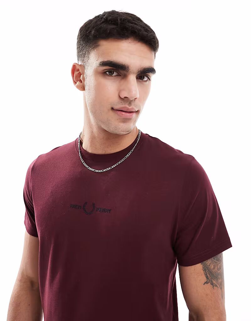 

Футболка с вышивкой Fred Perry бордового цвета