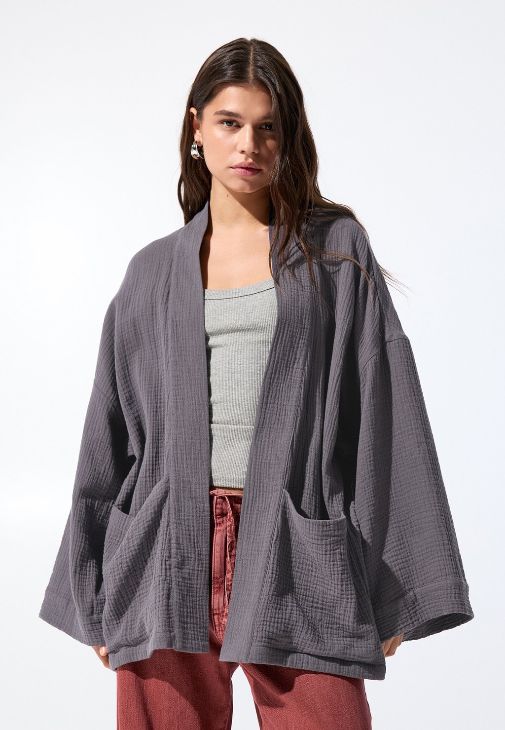 

Летняя куртка FLOWING KIMONO PULL&BEAR, темно-серый