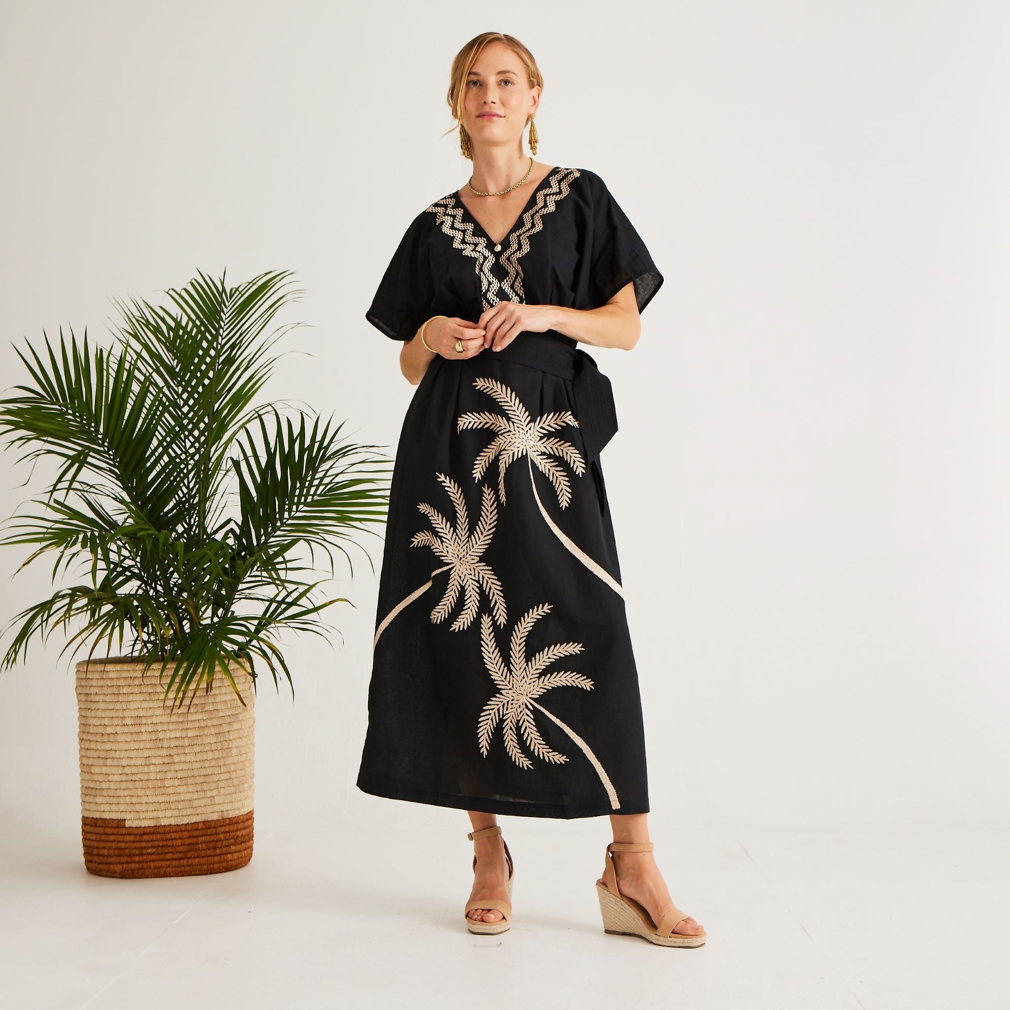 

Платье Пенелопы Calypso St Barth, цвет black palm