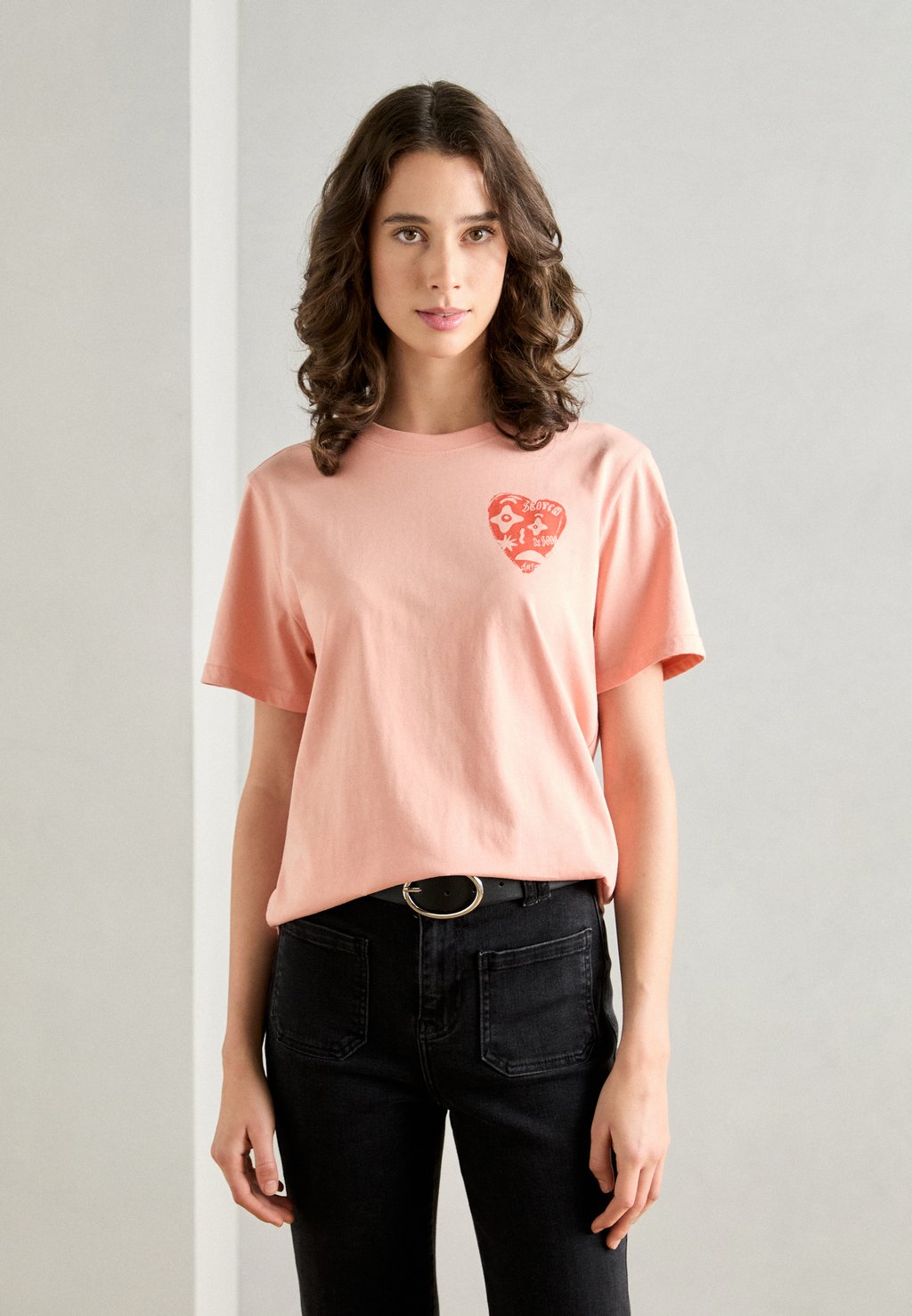 

Футболка с принтом CHEST ARTWORK REGULAR FIT Scotch & Soda, оранжевый