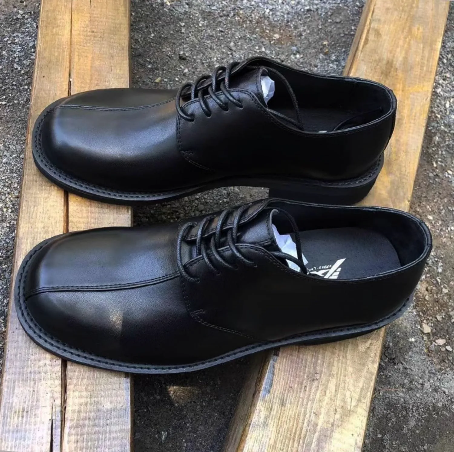 Europe Men Spring Autumn Formal Shoes Loose Fitting Round Toe Genuine Leather Shoes Unique Black White Color Matching Shoe AM004 In OrientTown, черный — фото 4