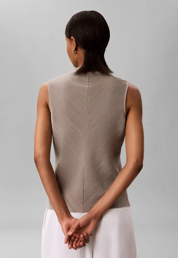 Блуза Calvin Klein Plisse mock neck top, жареный кешью — фото 3