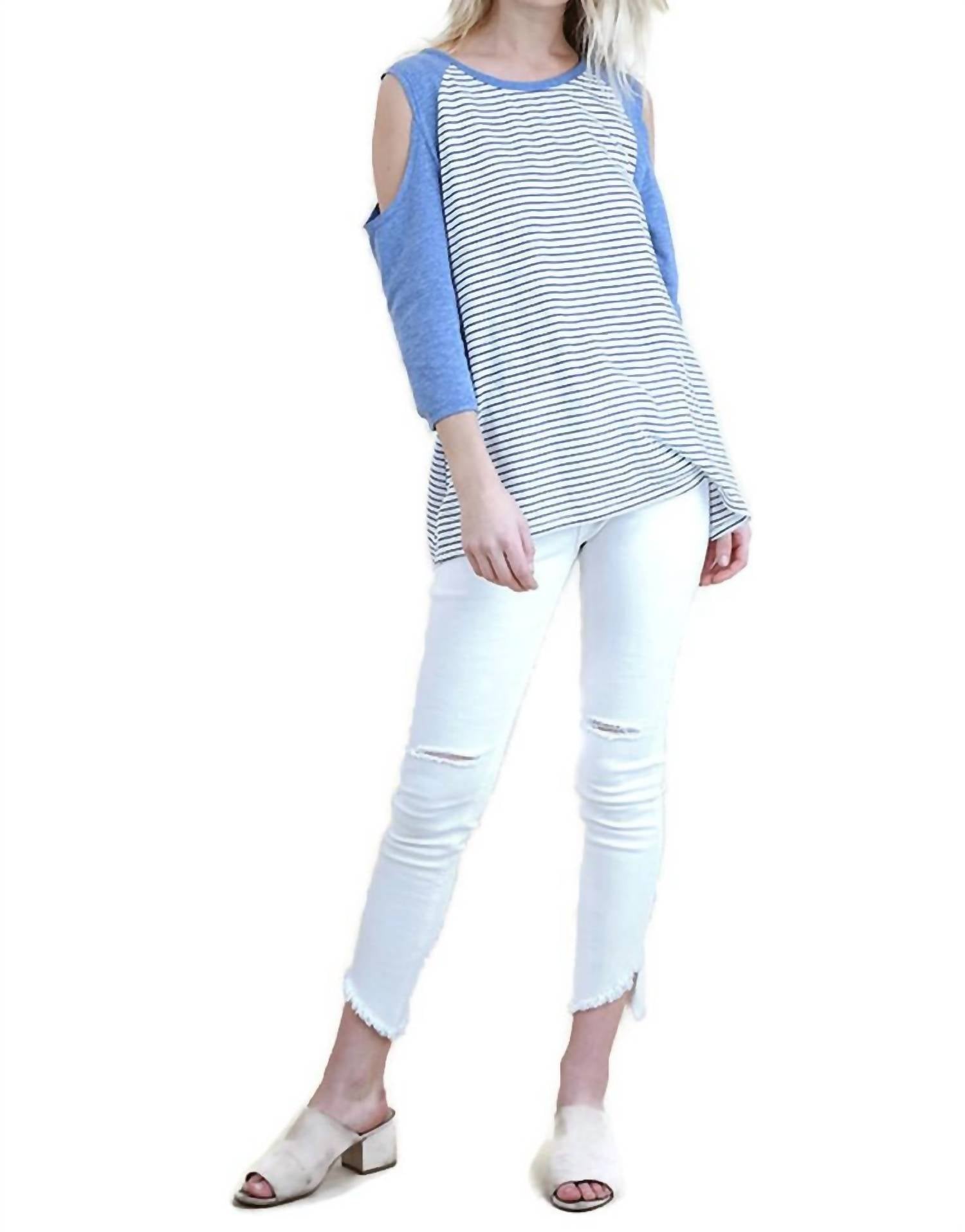 

Полосатый топ с открытыми плечами и рукавом реглан в синем цвете Umgee