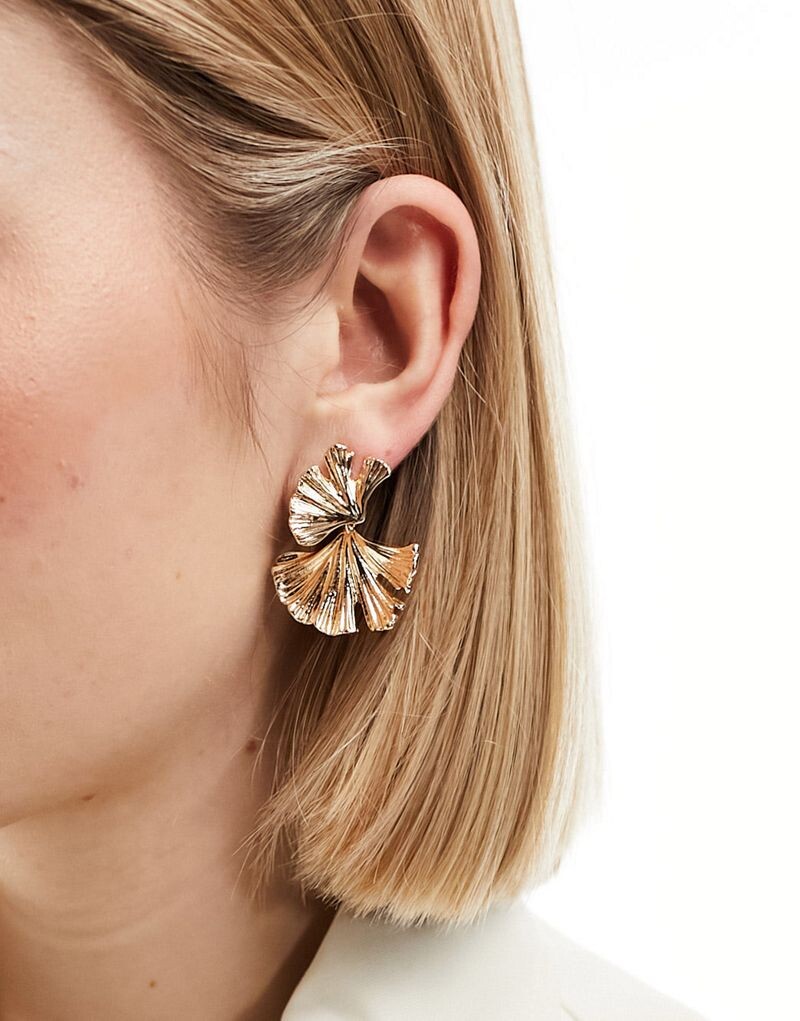 

Серьги-подвески ASOS DESIGN с текстурированными листьями золотистого цвета