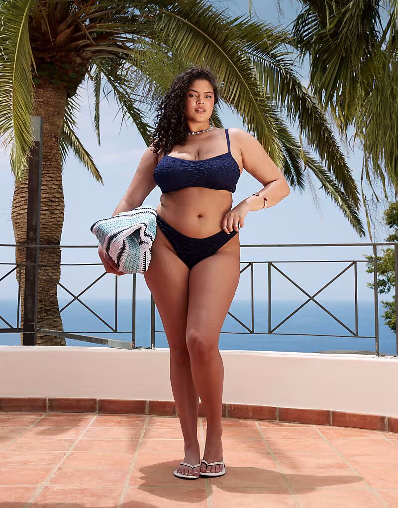 

Бикини-топ Curve Courtney со скрытыми косточками, текстурированный, темно-синий Asos Curve