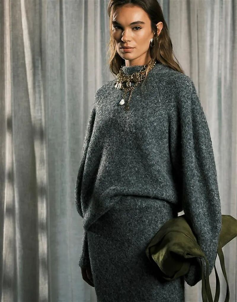 

Пушистый джемпер ASOS DESIGN с высоким воротом, антрацитовый цвет