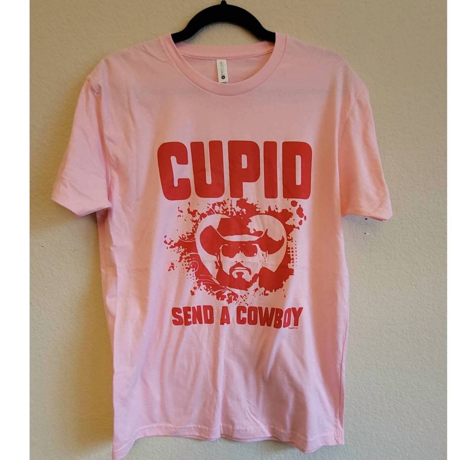 

Женская футболка Cupid Send A Cowboy в розовом цвете FOX & OWL APPAREL