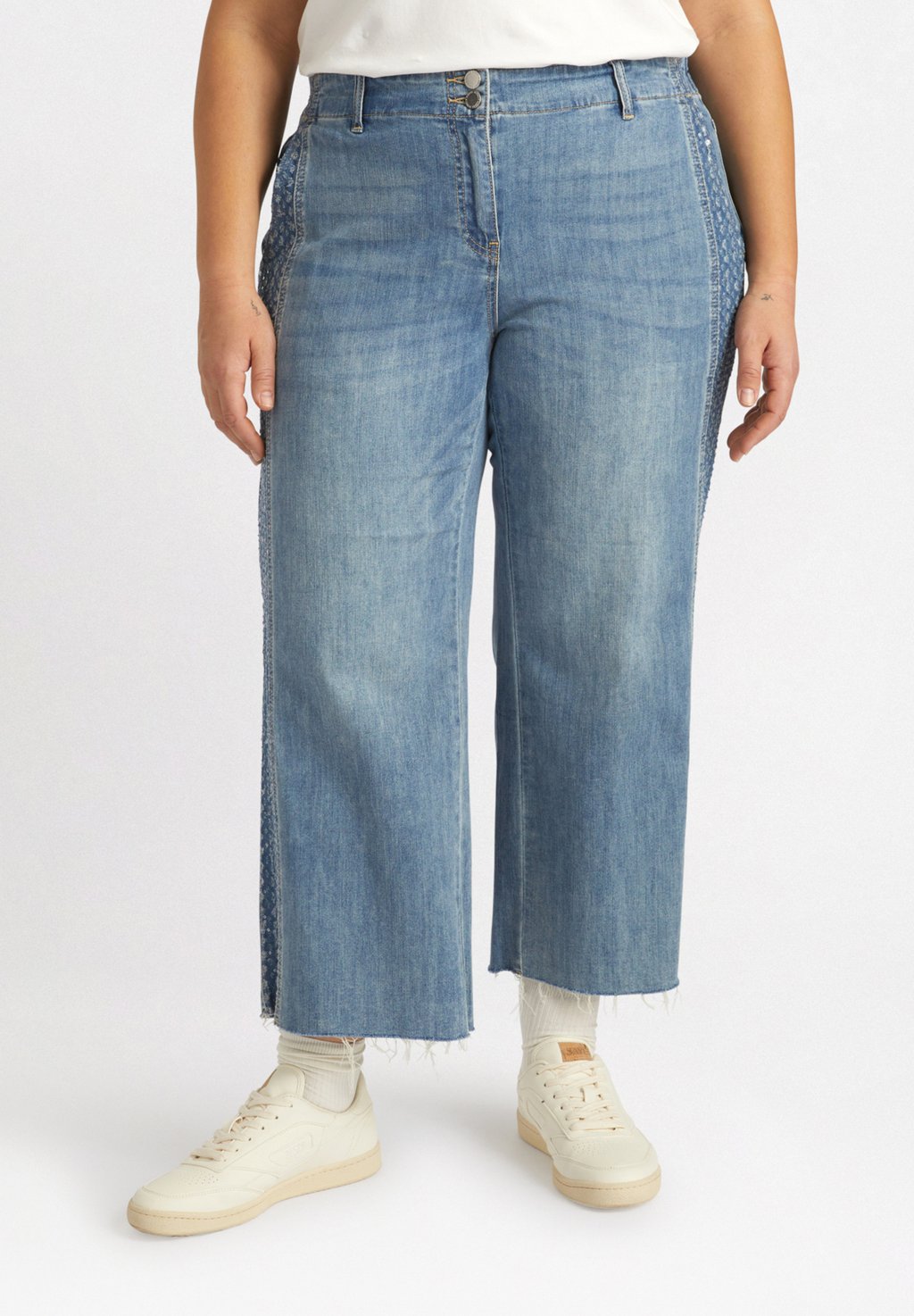 

Джинсы прямого кроя CROPPED CON INSERTI RICAMATI Fiorella Rubino, светло-голубой